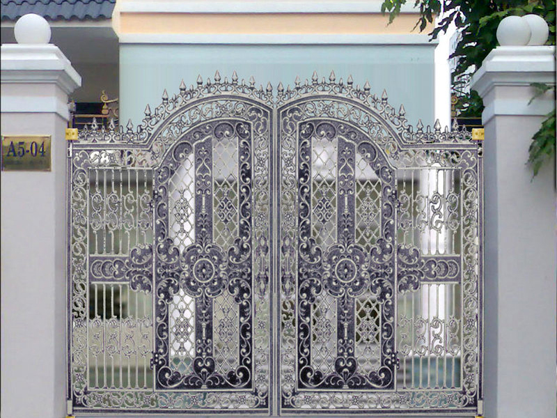 thiết kế cổng nhà 2 tầng đơn giản tinh tế với nhôm đúc