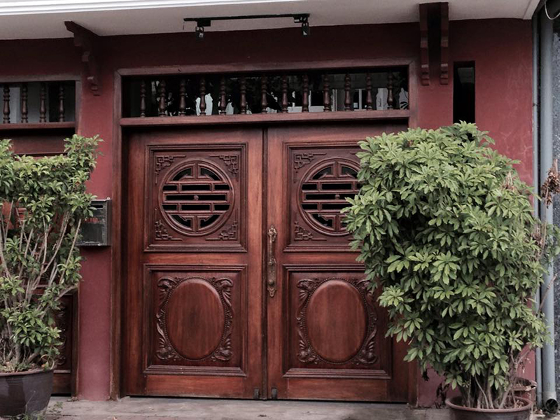 cổng nhà 2 tầng đơn giản gỗ cổ điển