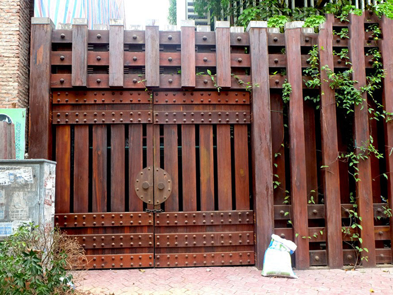 thiết kế cổng nhà 2 tầng đơn giản gỗ độc đáo