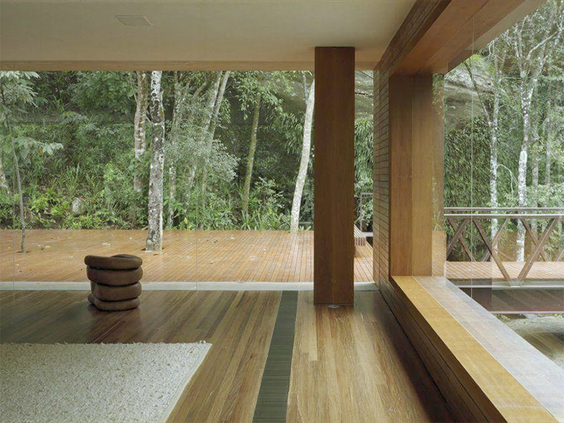 Phòng thư giãn kết hợp gỗ và kính của nhà 3 tầng kính