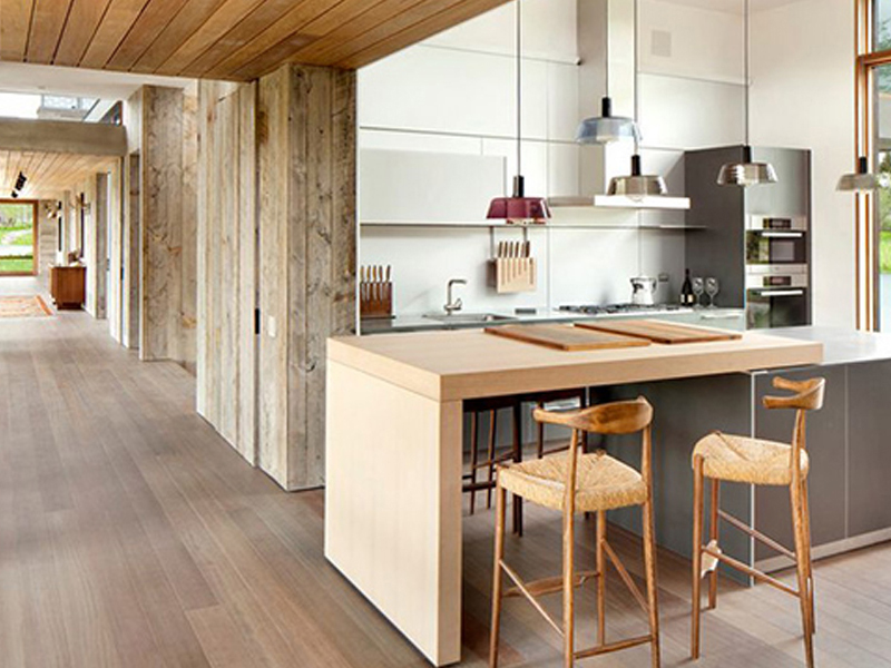 Sử dụng sàn nhà lát gạch giả gỗ trải rộng không gian của ngôi nhà