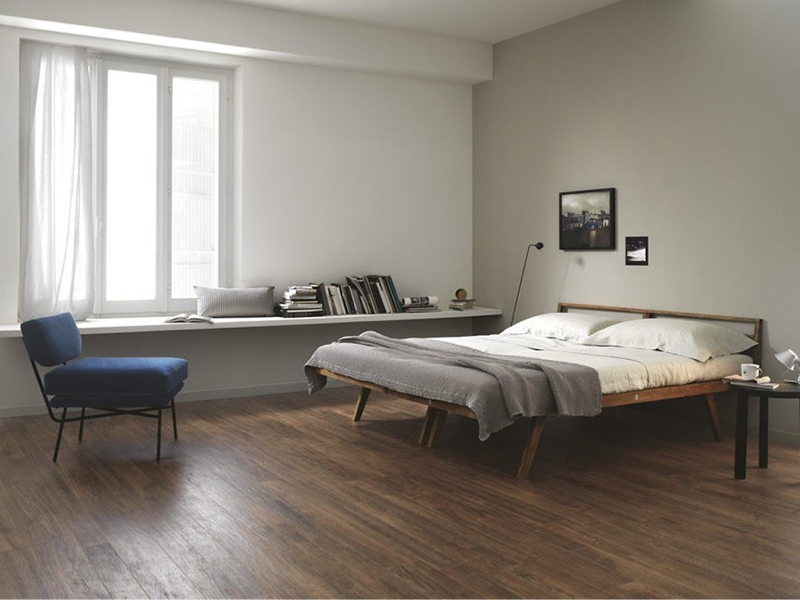 Sàn nhà lát gạch giả gỗ kết hợp với không gian giản đơn của phòng ngủ