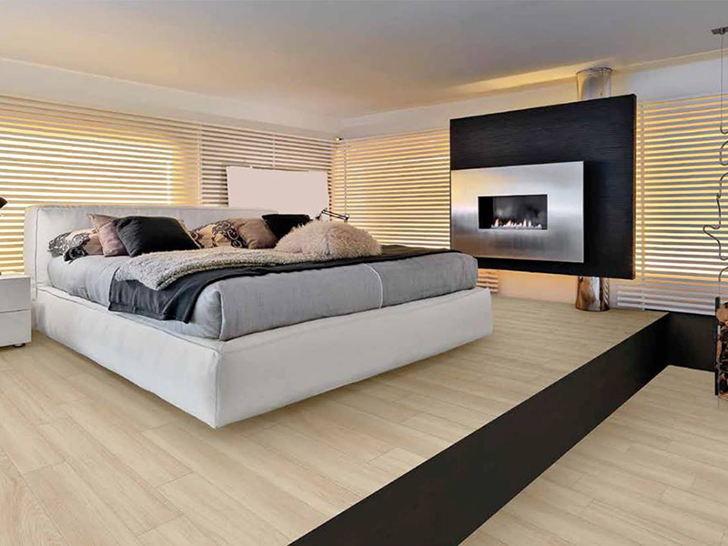 Sàn nhà lát gạch giả gỗ kết hợp với đồ nội thất làm nên không gian phòng ngủ sang trọng