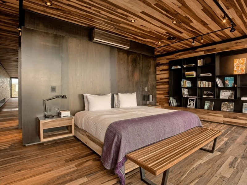 Sàn nhà lát gạch giả gỗ cùng với đồ nội thất làm nên không gian phòng ngủ độc đáo