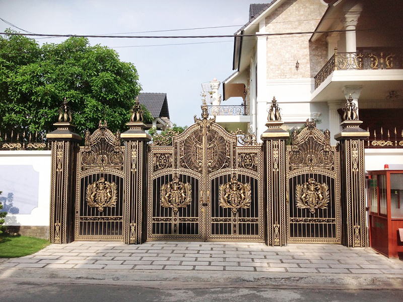 thiết kế cổng nhà tân cổ điển bằng nhôm 2