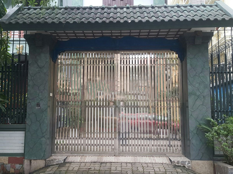 thiết kế cổng nhà tân cổ điển bằng inox 2