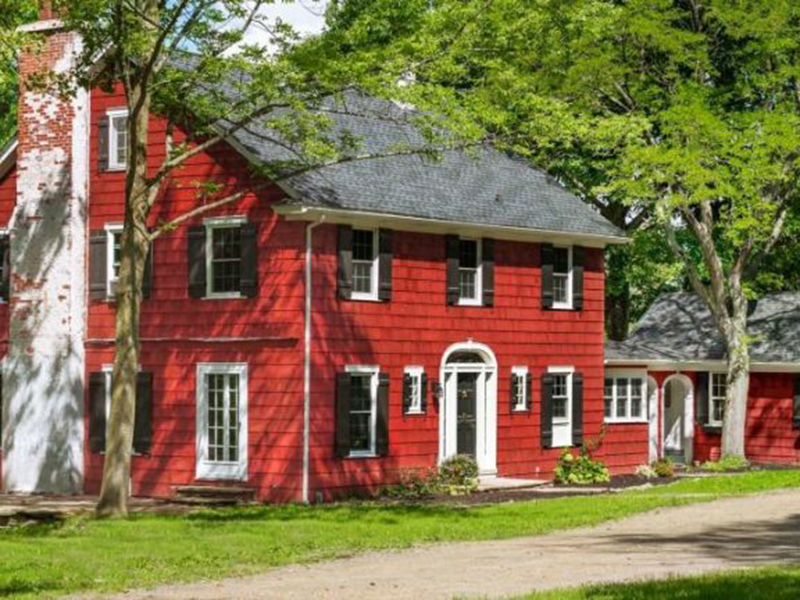 Sắc đỏ của màu sơn nhà đẹp cho người mệnh Hỏa khiến ngôi nhà nổi bật