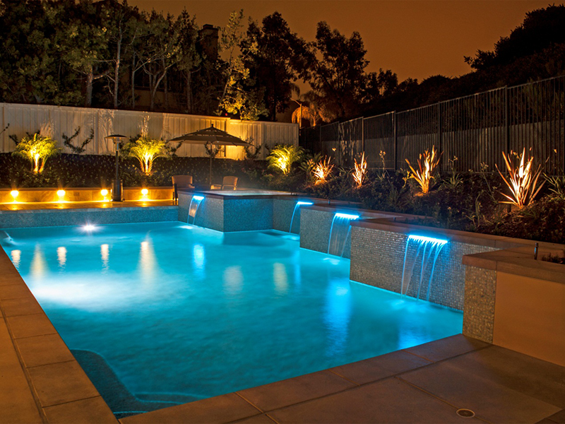 hệ thống ánh sáng làm nên sự huyền ảo khi làm bể bơi trong nhà
