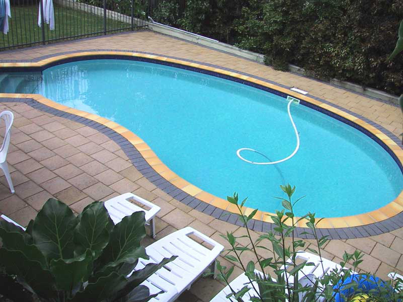 dùng đường cong mềm mại để làm bể bơi tại nhà