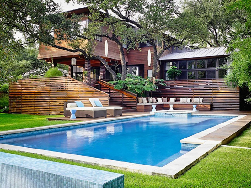 không gian sân vườn kết hợp với việc làm bể bơi tại nhà