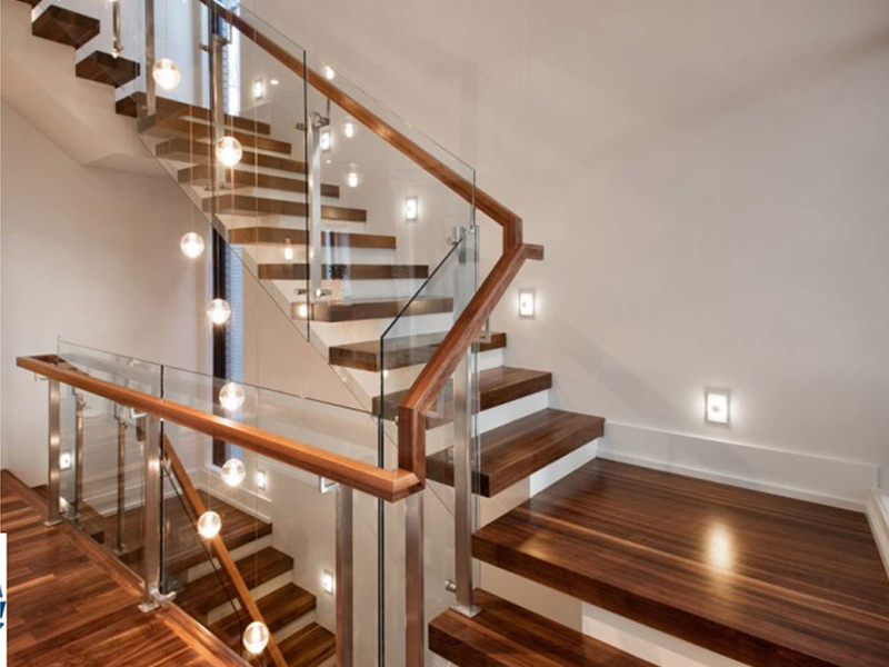 lan can kính gỗ làm nên vẻ đẹp của cầu thang đẹp cho nhà ống hẹp