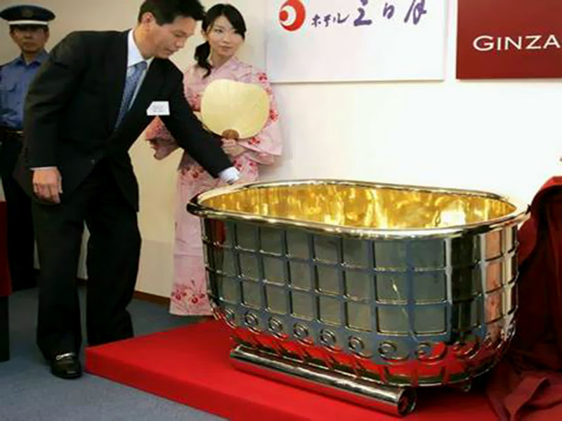 bồn tắm vàng của Nhật Bản