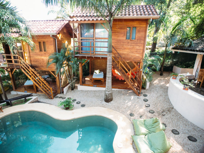 nhà vườn bằng gỗ có bể bơi