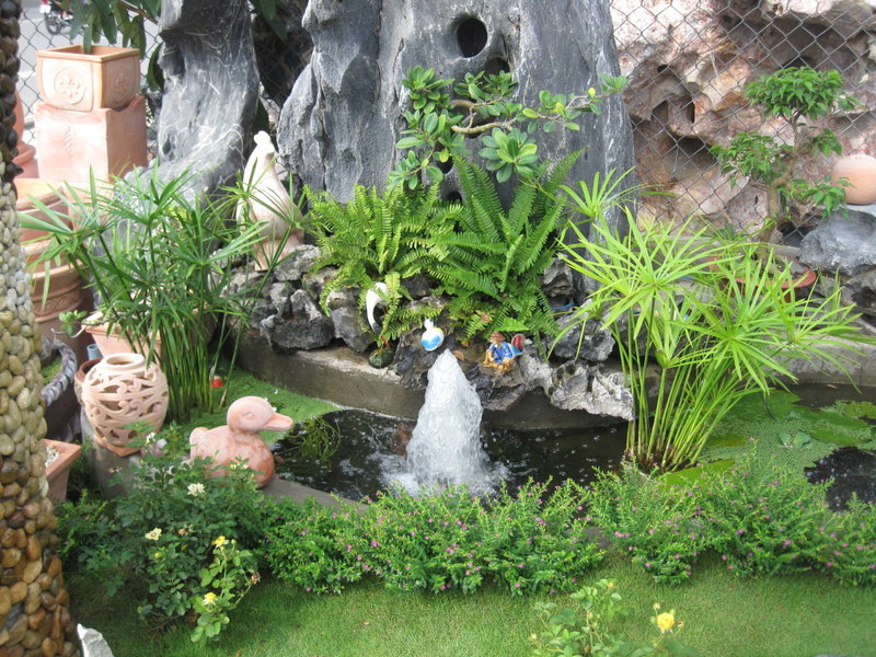 Mẫu thiết kế thác nước sân vườn kết hợp non bộ