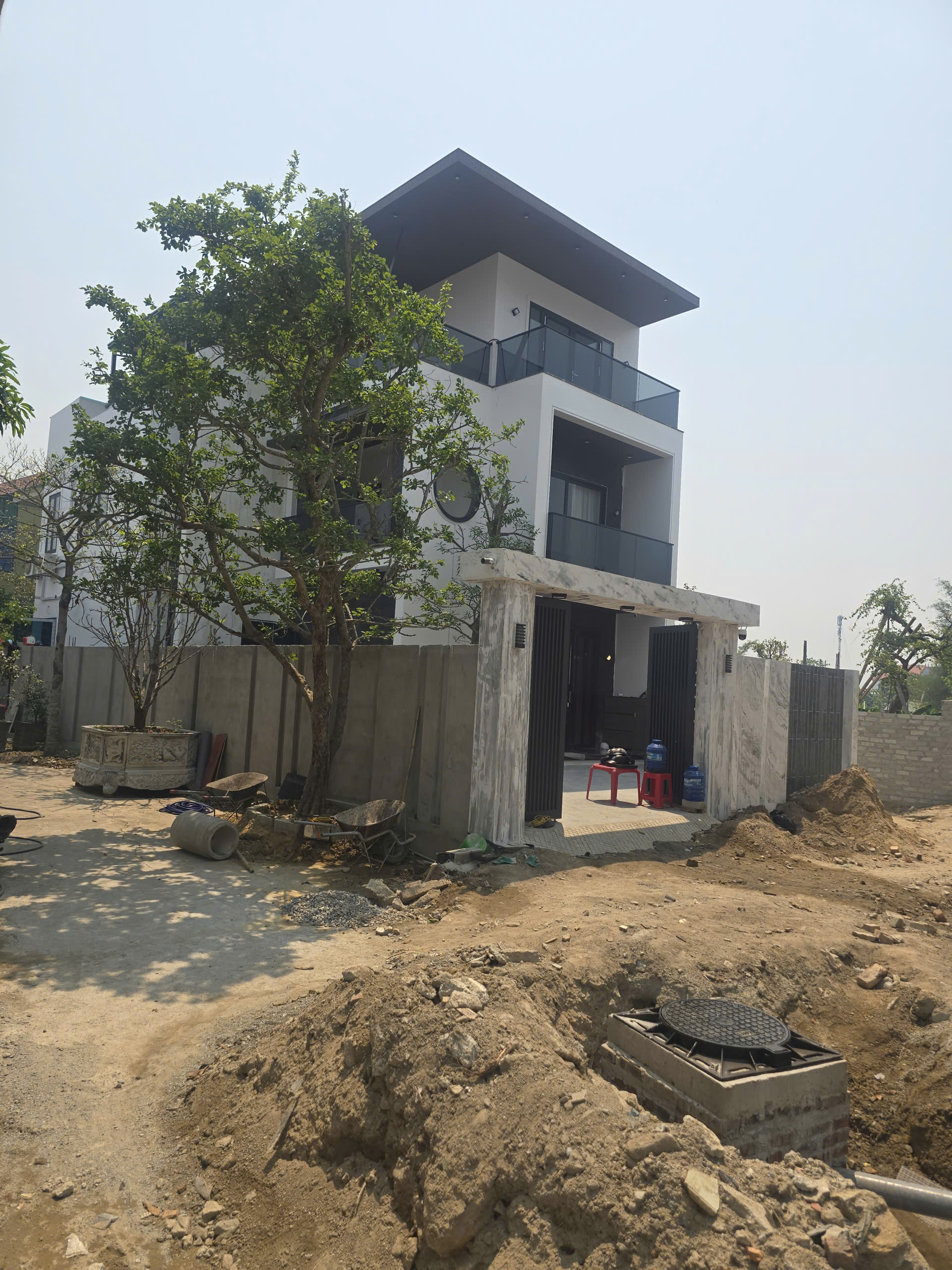 Thi công biệt thự 3 tầng 120m2 – Hình ảnh công trình đang dần hoàn thiện