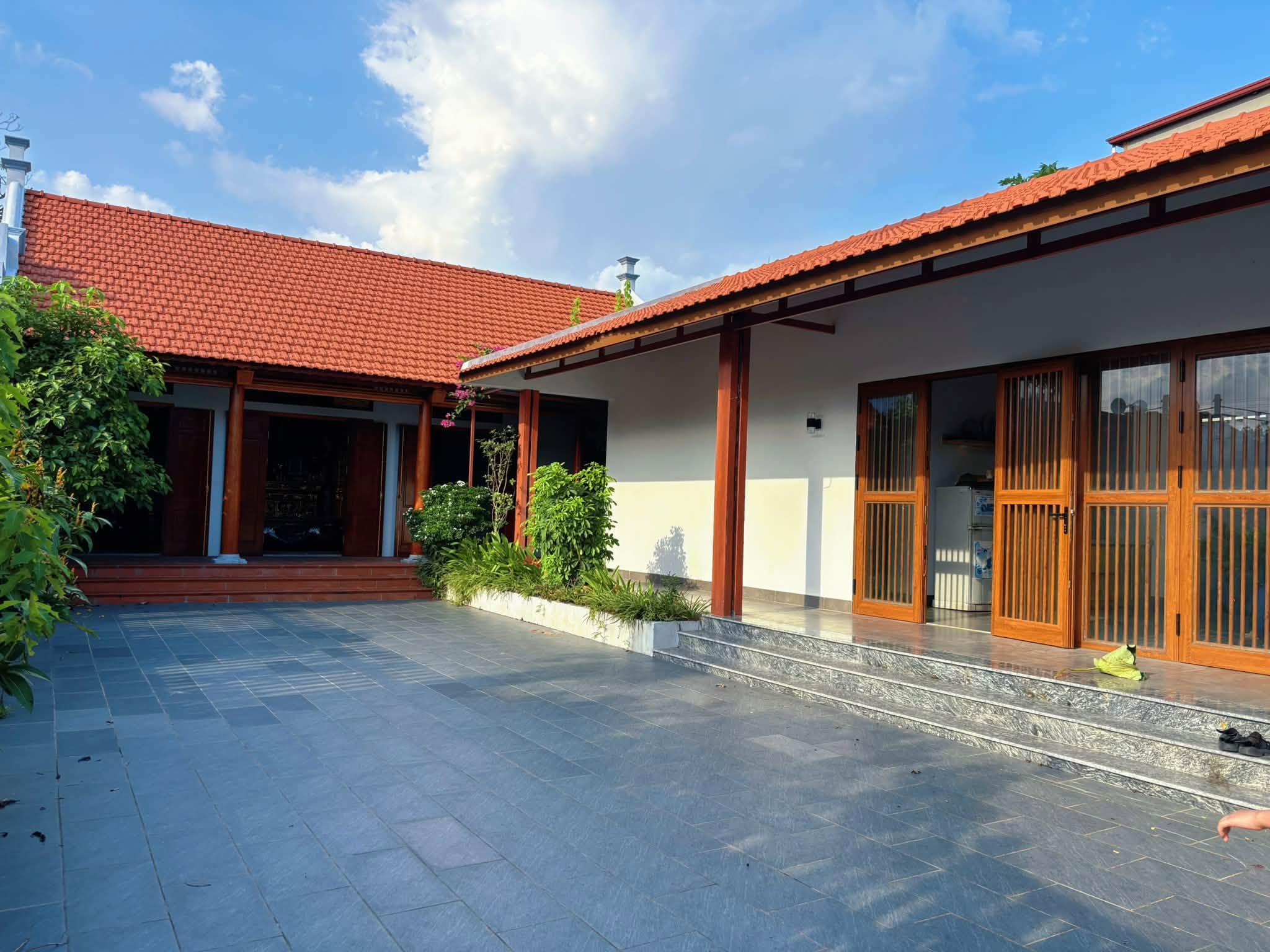 Chi phí làm nhà gỗ 3 gian 1,25 tỷ – Công trình nhà gỗ lim 18 cột thi công thực tế